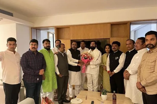 ১২ জন শিবসেনা সাংসদের সঙ্গে দেখা করলেন মুখ্যমন্ত্রী