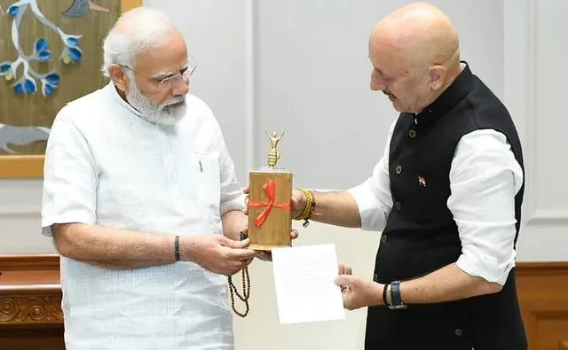 প্রধানমন্ত্রীকে রুদ্রাক্ষের মালা উপহার দিলেন অনুপম খের