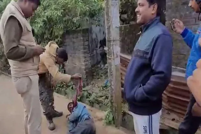 গৃহস্থের বাড়িতে বাইরে থেকে লক করে চুরির চেষ্টার অভিযোগ