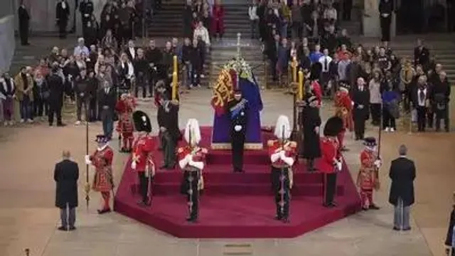 রানীর  কফিনের পাশে নীরব পাহারা দিচ্ছে তাঁর ৮ নাতি- নাতনি