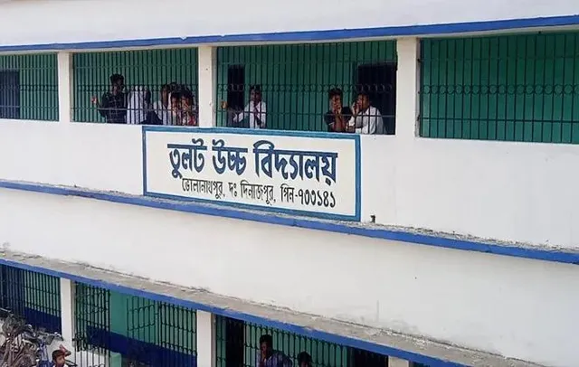 শিক্ষকের অভাবে ধুঁকছে তুলট উচ্চ বিদ্যালয়