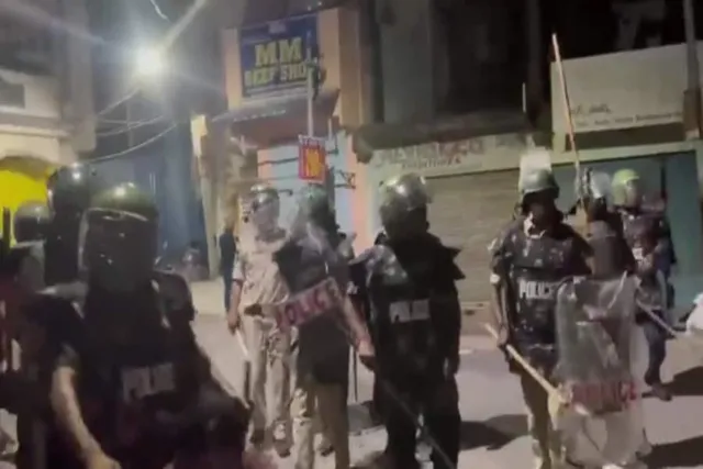 হায়দ্রাবাদে ফের বিক্ষোভ, মাফ চাইলেও ক্ষমা নেই জুটছে মার - দেখুন ভাইরাল ভিডিও