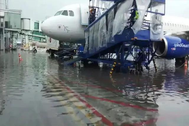 ভারী বৃষ্টির জেরে আটকে একাধিক বিমান