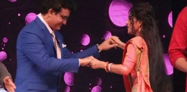 দাদার হাত ধরে মিঠাই-এর তুমুল নাচ, দেখুন ভিডিও