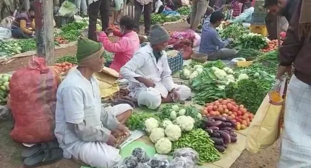 সামাজিক দূরত্ব, মাস্ক ব্যবহারের বালাই নেই