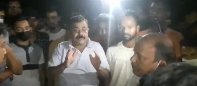 বিয়ের দাবিতে মেয়ের বাড়ির সামনে ধর্না যুবকের, যুবককে তুলতে লাঠিচার্জ পুলিশের