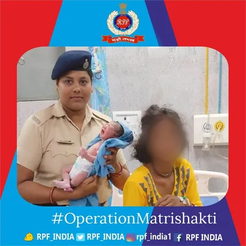 যাত্রীদের পাশে মেরি সাহেলী