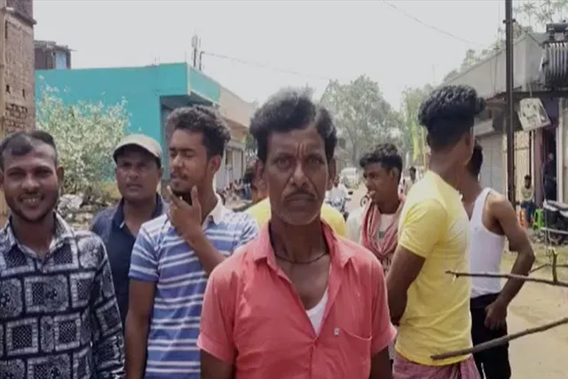 জলের দাবিতে পথ অবরোধ জামুরিয়ায়, শুনুন স্থানীয়ের বক্তব্য