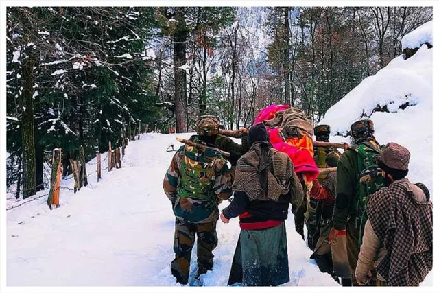 বরফ থেকে  এক গর্ভবতী মহিলাকে উদ্ধার করল ভারতীয় সেনাবাহিনী