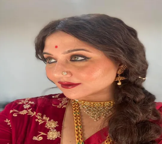 বিছানায় আগুন ঝরালেন স্বস্তিকা! দেখুন ছবি