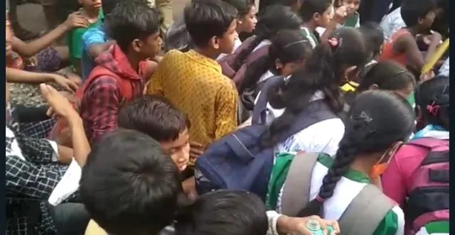 ছাত্রীকে কু প্রস্তাব প্রধান শিক্ষকের, প্রতিবাদে রাস্তা  অবরোধ ছাত্র ছাত্রীদের