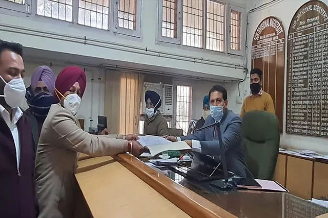 মনোনয়ন জমা দিলেন চান্নির ভাই ডাঃ মনোহর সিং