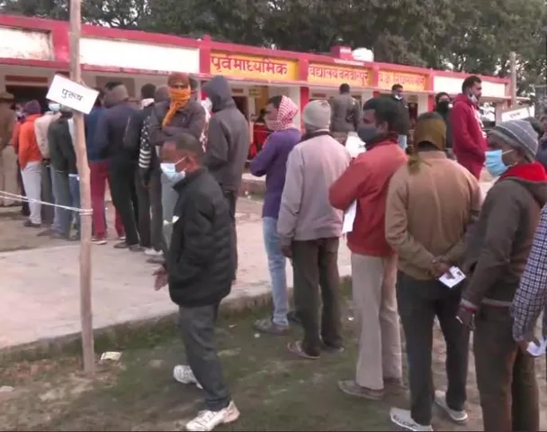 সকাল থেকেই লম্বা লাইন ভোট কেন্দ্রে, ভোট দিলেন প্রার্থীরাও