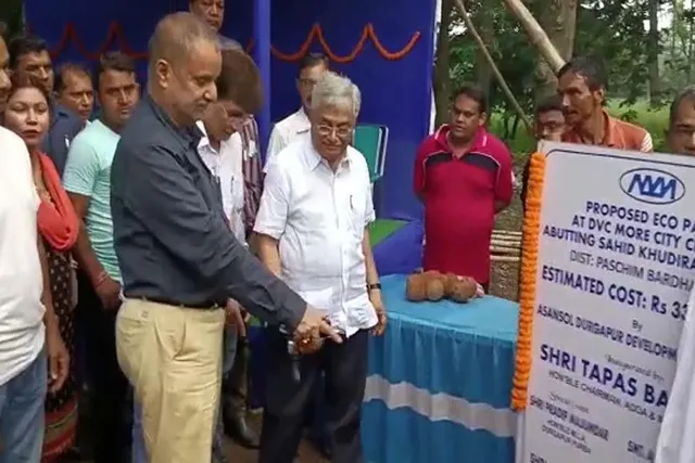 দীর্ঘদিনের অব্যবহৃত জঙ্গলাকীর্ণ স্থান পরিবর্তিত হয়ে হতে চলেছে এক ঝাঁ-চকচকে পার্ক