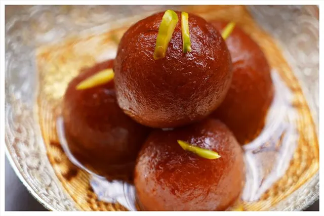 দিওয়ালির সবচেয়ে জনপ্রিয় মিষ্টির মধ্যে একটি হলো গোলাপ জামুন