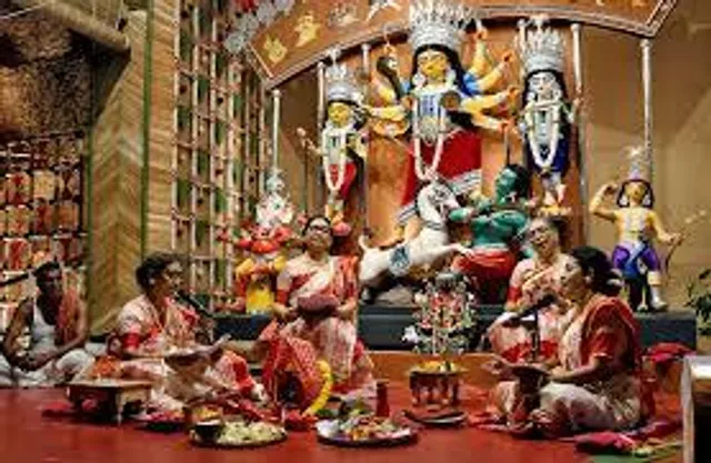 সাদার্ন অ্যাভিনিউতে ভেঙ্গে পড়েছে দুর্গা ইনস্টলেশন