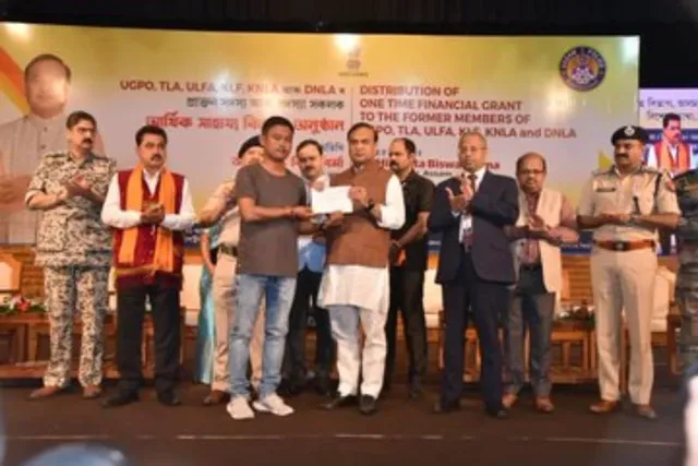 মূলধারায় যোগদানকারী সশস্ত্র গোষ্ঠীর সদস্যদের আর্থিক সহায়তা বিতরণ মুখ্যমন্ত্রীর