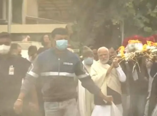 প্রয়াত মা হীরাবেন মোদীর মরদেহ নিজের কাঁধে বহন করে নিয়ে যাচ্ছেন প্রধানমন্ত্রী মোদী, দেখুন ভিডিও
