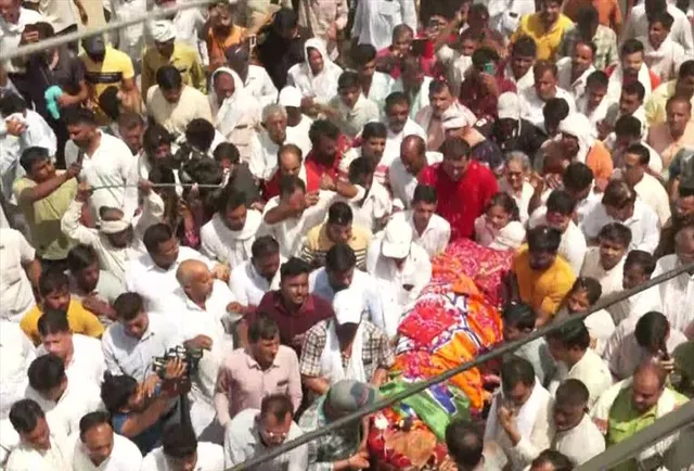 বিজেপি নেত্রী সোনালী ফোগাটের শেষকৃত্যে জনারণ্য