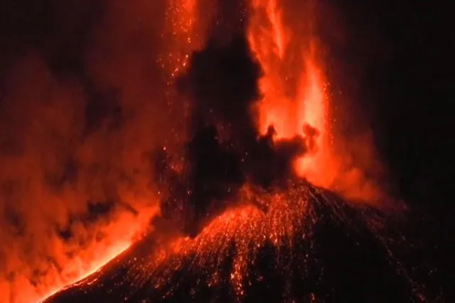 অগ্নুৎপাতের এমন দৃশ্য মুগ্ধ হয়ে দেখবেন আপনিও