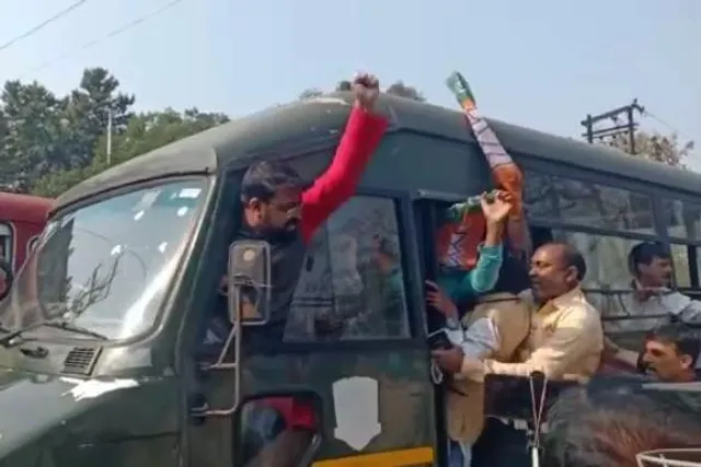 বিজেপির পথ অবরোধকারীদের আটক