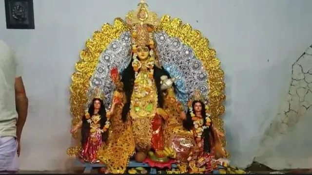 জনশুন্য গ্রামে লক্ষী পুজো