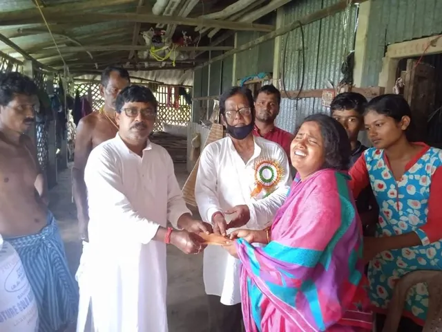 বাজ পড়ে মৃতের স্ত্রীকে আর্থিক সহায়তা মন্ত্রীর