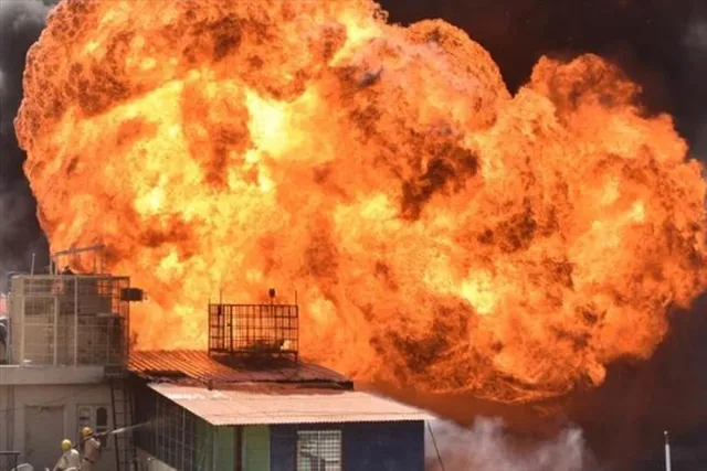 আনন্দপুরের প্লাস্টিক গুদামে বিধ্বংসী আগুন