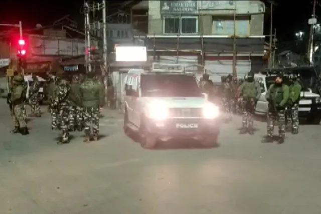 সিআরপিএফের গাড়িতে গ্রেনেড নিক্ষেপের চেষ্টা; আহত ১