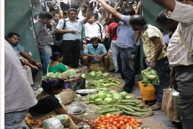 লোকাল ট্রেনের কামরায় বিক্রি হচ্ছে শাক-সবজি! এমনটাই সম্ভব হয়েছে