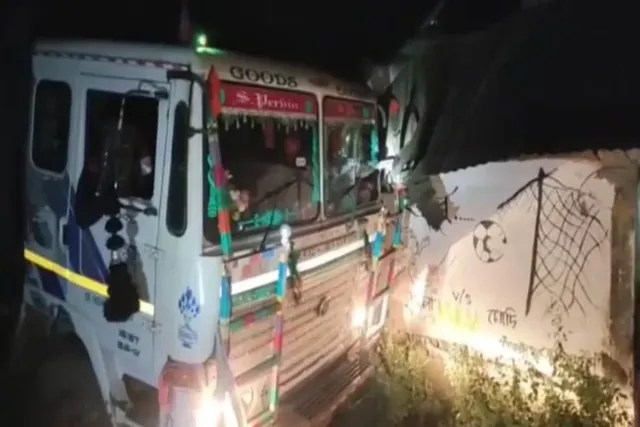 গভীর রাতে ট্র্যাকের ধাক্কা বাড়িতে
