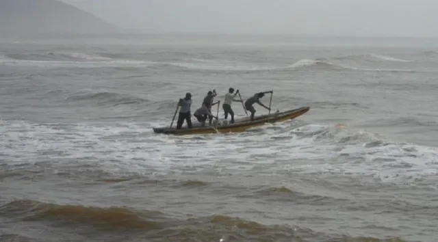 বঙ্গোপসাগরে ট্রলার ডুবি, নিখোঁজ ১৮ মৎস্যজীবী