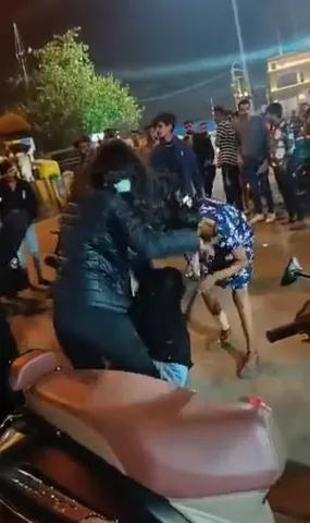 মহিলাকে রাস্তায় ফেলে বেধড়ক পেটাচ্ছে একদল মেয়ে, দেখুন ভিডিও