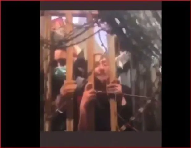 আফগানিস্তান ছাড়ার জন্য মরিয়া মহিলারা, দেখুন ভিডিও