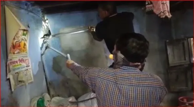 ঘর থেকে উদ্ধার ২ টি বিষধর সাপ, আতঙ্কে এলাকা বাসি