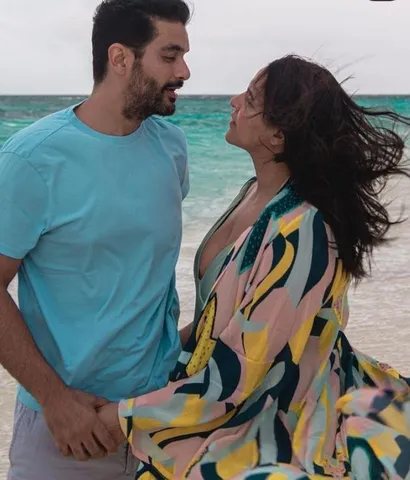 ছুটির মুহূর্ত ভাগ করলেন নেহা ধুপিয়া