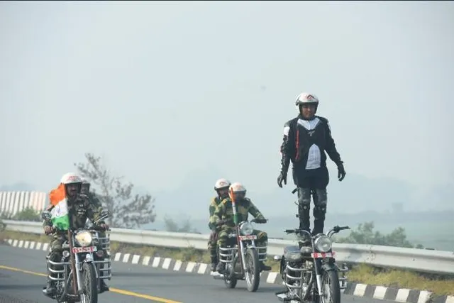 বিএসএফের 'জানবাজ' দলের  সদস্য বিশ্ব রেকর্ড তৈরি করেছে