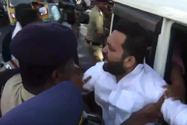 মুখ্যমন্ত্রীর বিরুদ্ধে কালো পতাকা দেখিয়ে বিক্ষোভ, দেখুন ভিডিও