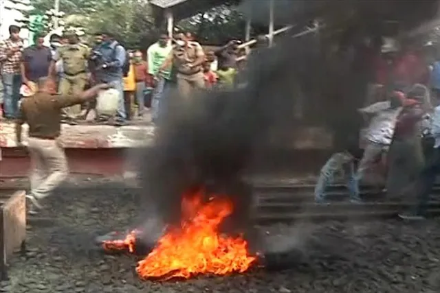 রেললাইনে টায়ার আগুন জ্বালিয়ে বিক্ষোভ বিজেপির