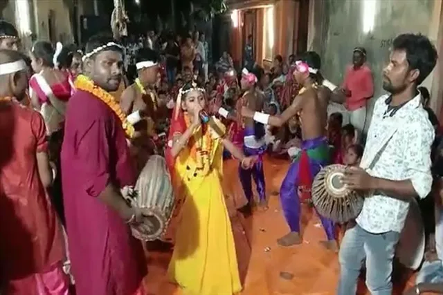 রাতভর রাধাকৃষ্ণ বন্দনায় মাতলেন ধর্মপ্রাণ মানুষজন