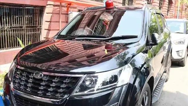 লাল বাতি! অনুব্রতের গাড়িতে কীভাবে?