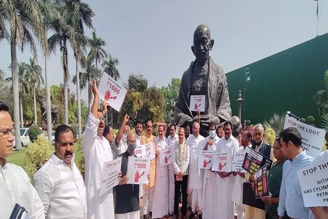 জ্বালানির জ্বালায় গান্ধি মূর্তির পাদদেশে কংগ্রেস