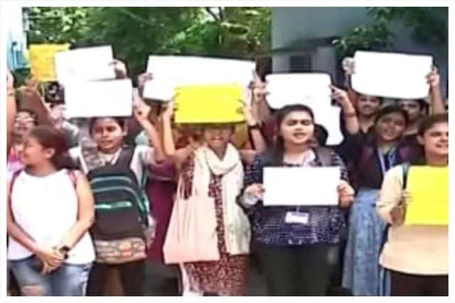 ছাত্রীদের পোশাক নিয়ে বিতর্ক কলকাতার কলেজে