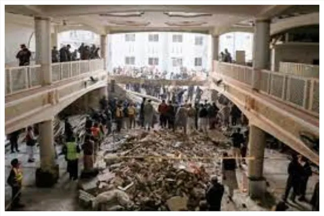 পুলিশের ইউনিফর্ম পরে পেশোয়ারে আত্মঘাতী বোমা হামলা করে দুষ্কৃতিরা