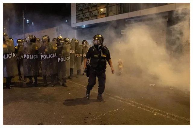 পেরুতে সরকার বিরোধী বিক্ষোভে পুলিশ ও বিক্ষোভকারীদের সংঘর্ষ