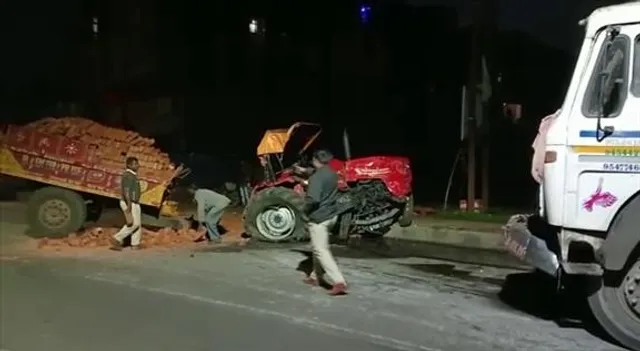 ওভারটেক নিতে গিয়ে ট্রাক্টর ও ডাম্পারের মুখোমুখি ধাক্কা