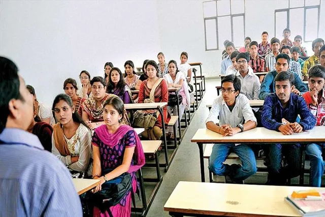 সম্পূর্ণ টিকাপ্রাপ্ত পড়ুয়াদের জন্য রাজ্যে খুলল কলেজ