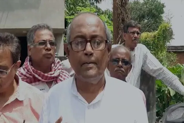 মৃত ফুচকা বিক্রেতার পরিবারের পাশে থাকার আশ্বাস ডেমোক্রেসি কলকাতার সদস্যর