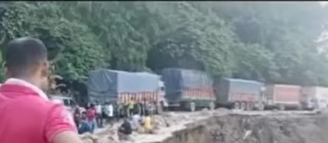 জাতীয় সড়কের করুণ দশা মেঘালয়ে আটকে বহু যাত্রী