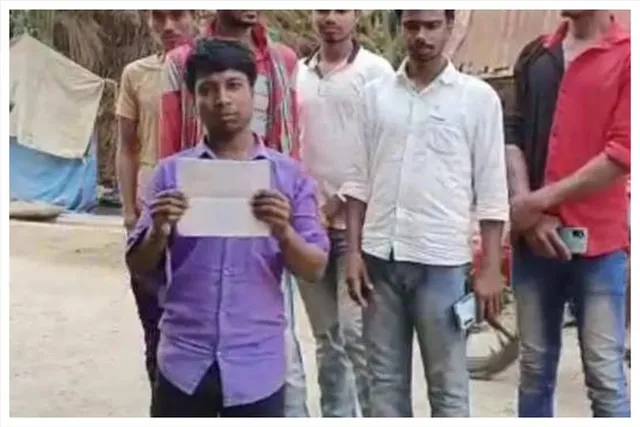 অবাক কাণ্ড, গ্রামবাসীদের অ্যাকাউন্টে ঢোকা টাকা চাইতে আসছেন তৃণমূল নেতা!